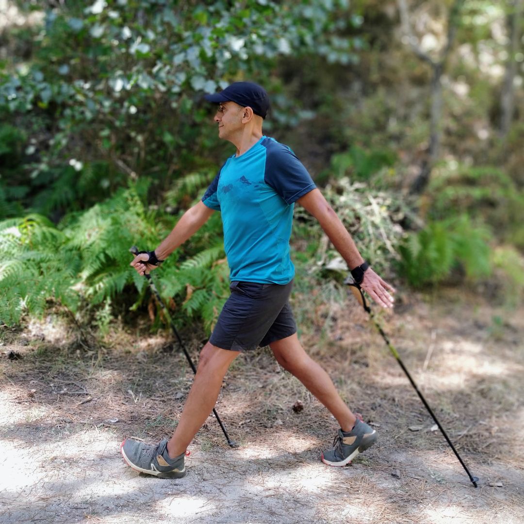 Profesor de marcha nórdica demostrando la técnica